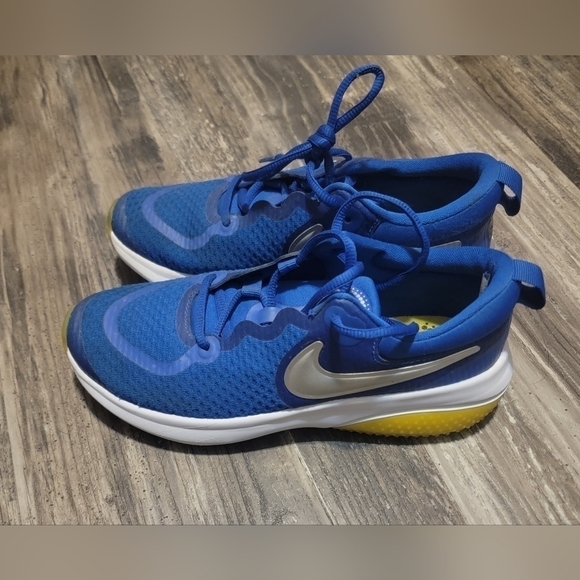Nike Youth Sneakers - Picture 1 of 6